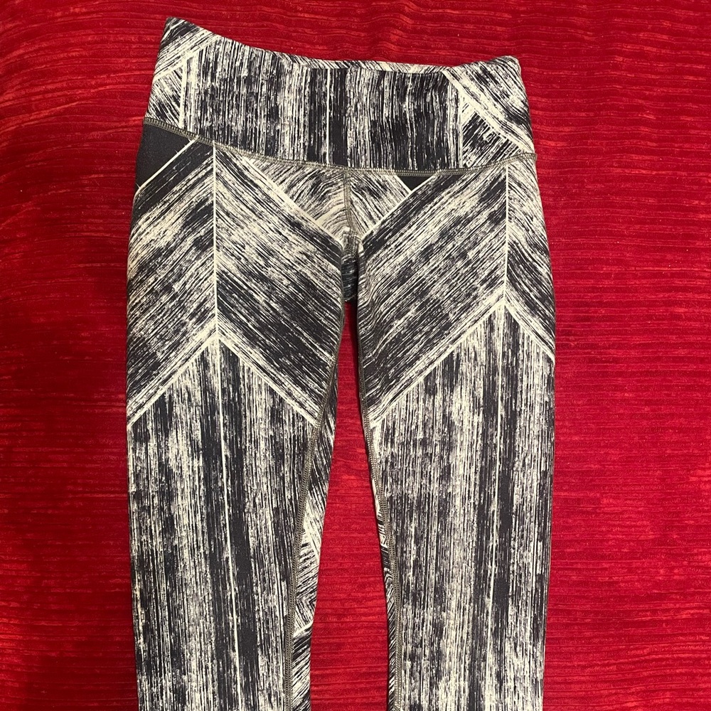 Lululemon 22” Leggings in Pristine condition! Size 4